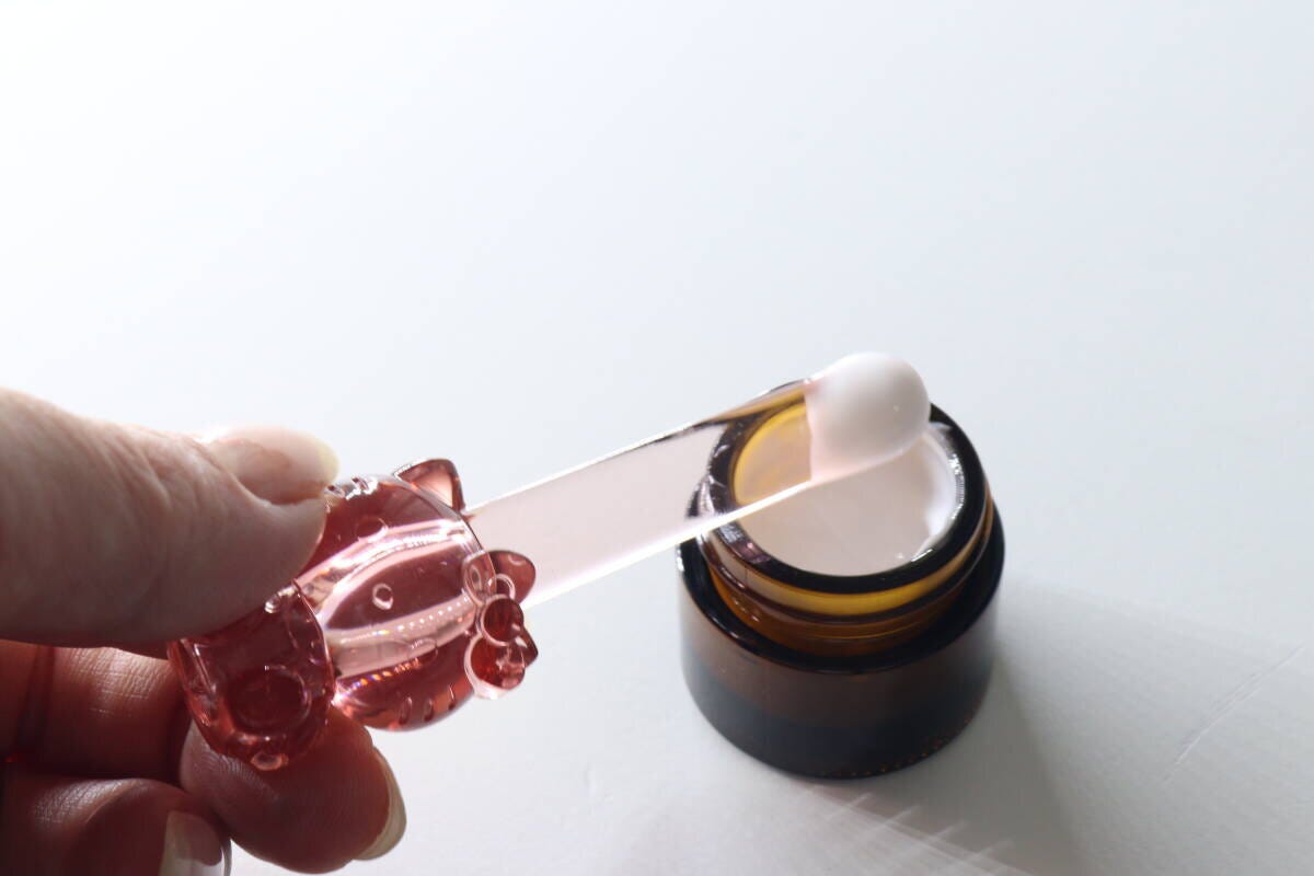 ハローキティ立つスパチュラでジャーコスメをすくっている様子 ハローキティ立つスパチュラでジャーコスメをすくっている様子