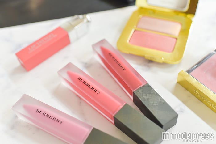 (手前)バーバリー リキッド リップベルベット(C)モデルプレス