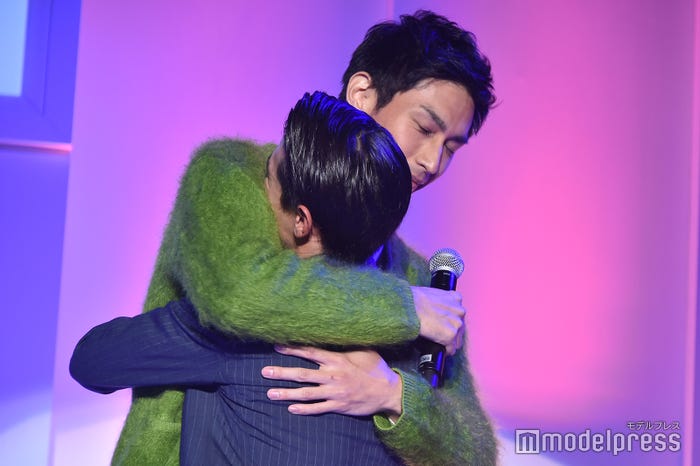 カップルさながらの身長差/市川知宏、カミナリ石田たくみ (C)モデルプレス