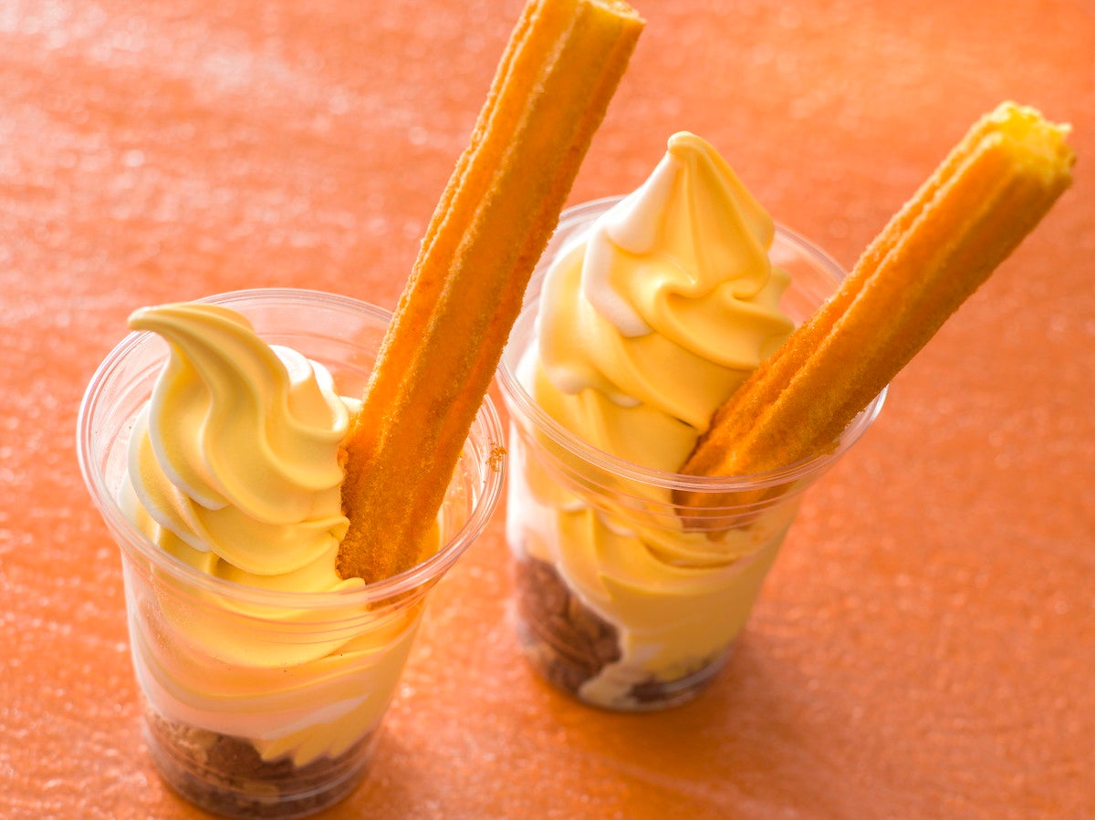 ハロウィーンサンデー（チュロス＆ミックスソフトクリーム）¥800（C）Disney