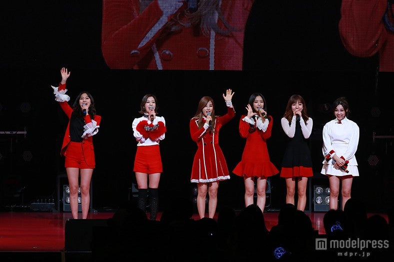 バレンタイン気分で盛り上がる会場／（左から）ハヨン・ボミ・チョロン・ナウン・ナムジュ・ウンジ