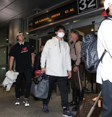 大谷ら侍ジャパン JALチャーター機の最新ビジネスで決戦の地へ まるでホテルな個室空間＆フルフラット 山本由伸の肩に手を回した選手に胸熱