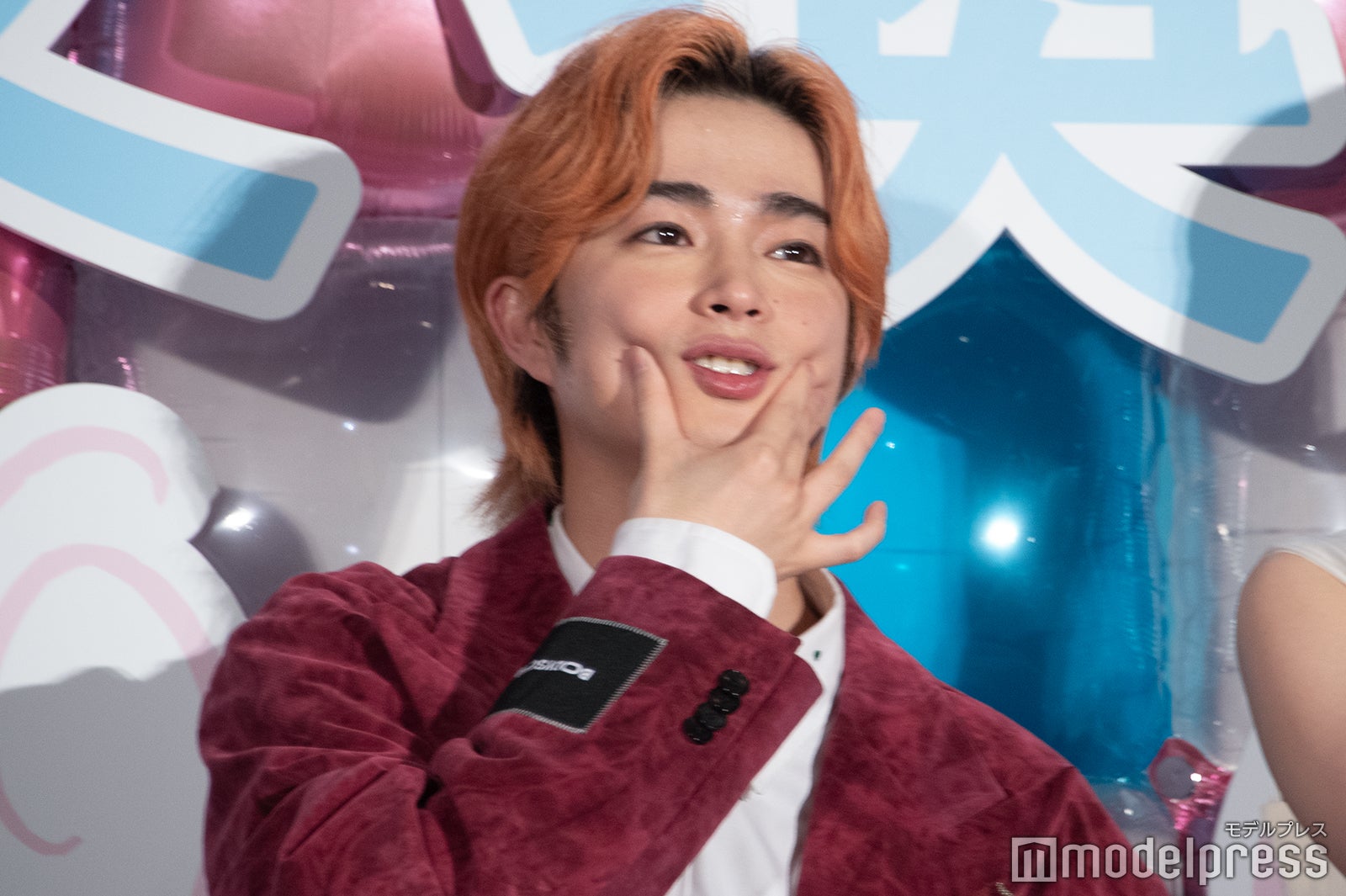 頬を掴む曽田陵介（C）モデルプレス