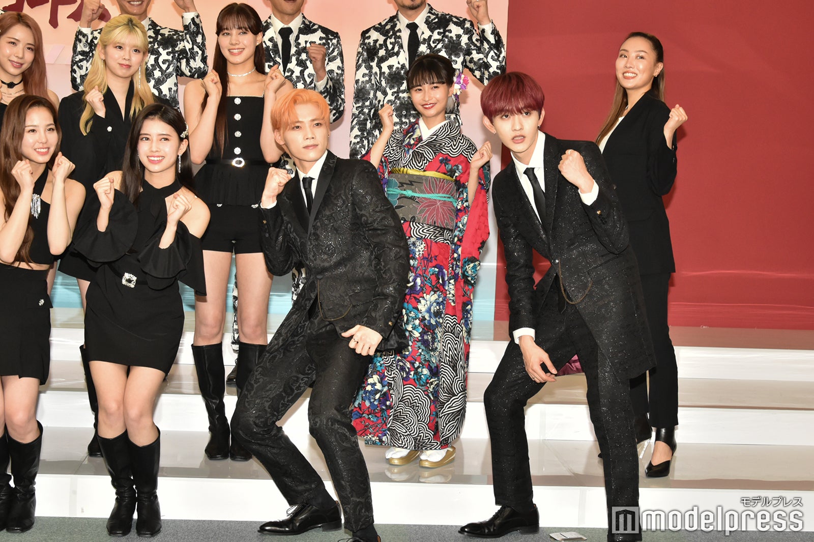 中腰になってポーズをとるNiziU、INIら （C）モデルプレス