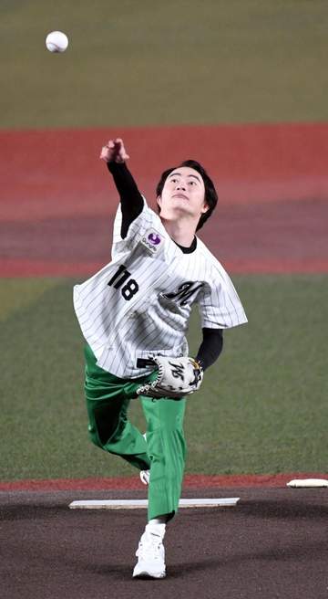 ロッテ 俳優の森永悠希が始球式 見事ノーバンに笑顔「とてつもなく緊張しました！」