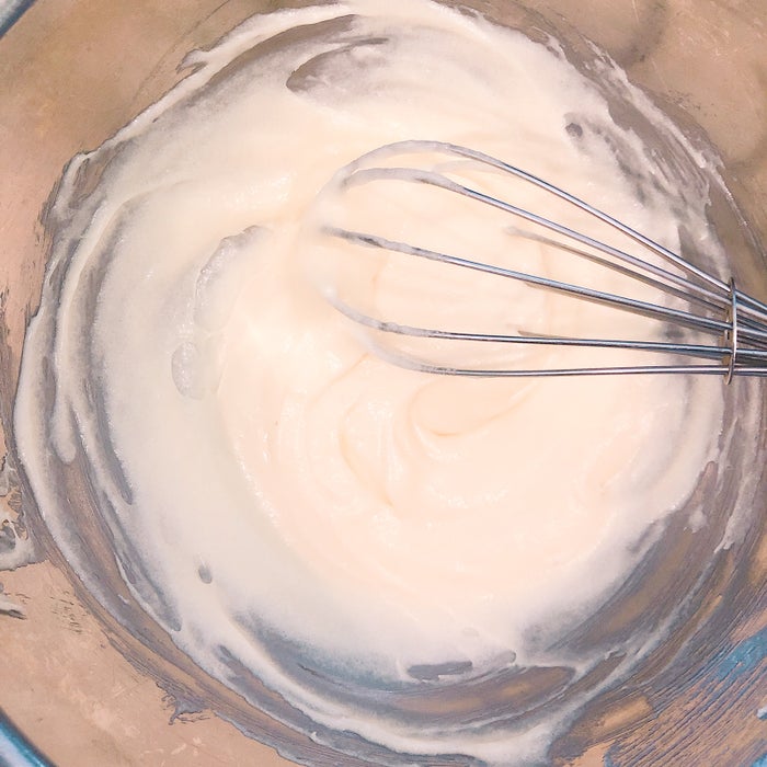 手順1：ボウルにバターを入れてほぐし、砂糖を加え白っぽくなるまで混ぜる／画像提供：柏原歩