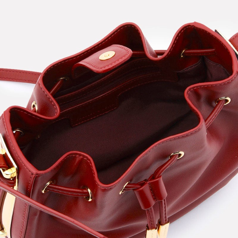 ドローストリングホーボーバッグ「CHARLES & KEITH」7,484円（税込）／画像提供：CHARLES & KEITH OFFICIAL ONLINE STORE