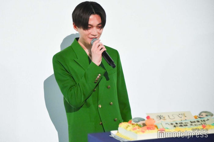 特大ケーキに驚く八木勇征(C)モデルプレス