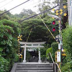 神社前の踏切