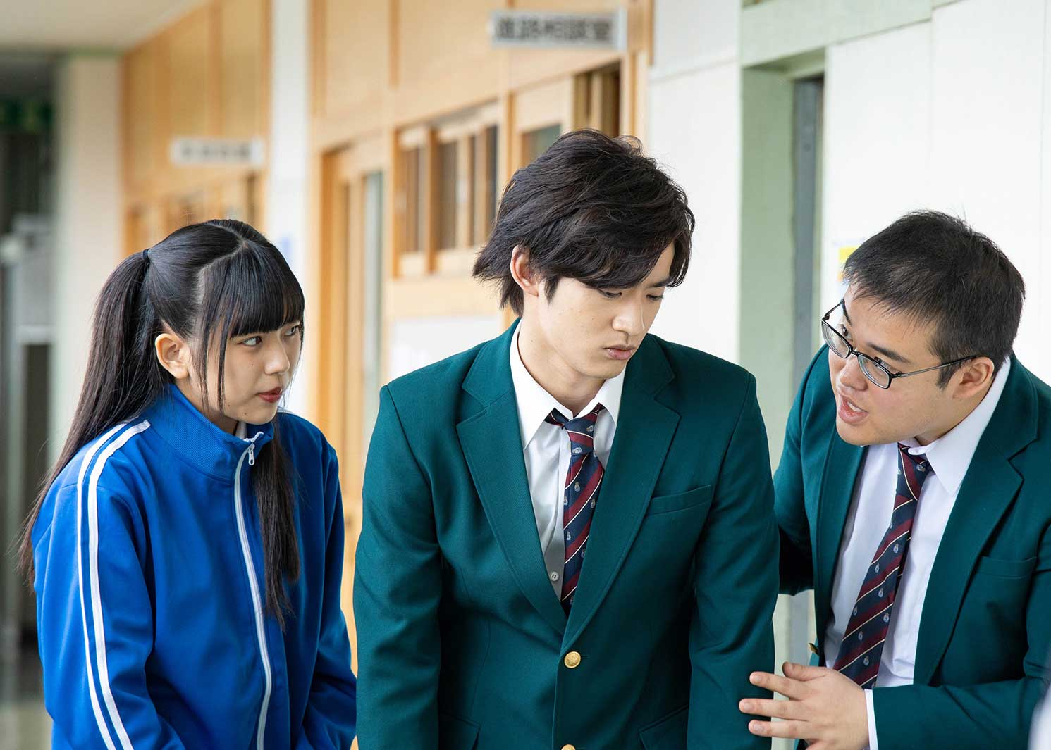 西村瑠香、河野紳之介、佐藤諒／本編1話（1月14日放送回）より（C）「あなた犯人じゃありません」製作委員会 