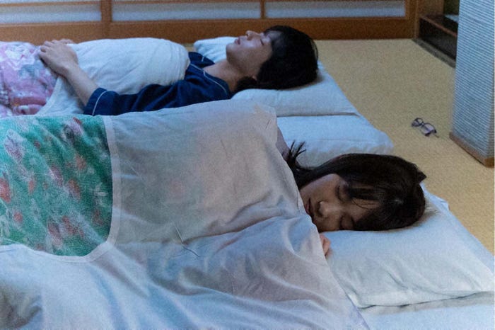 鈴木仁、山下美月「さらば、佳き日」第3話より(C)「さらば、佳き日」製作委員会