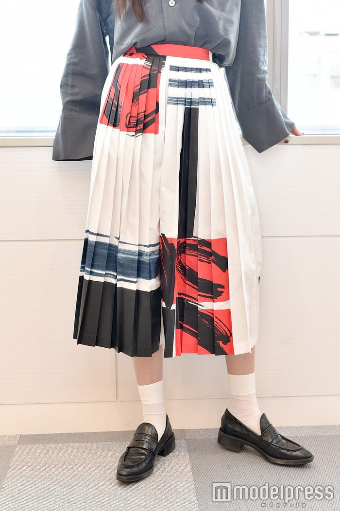 「TOGA」のプリーツパンツ/松井愛莉(C)モデルプレス