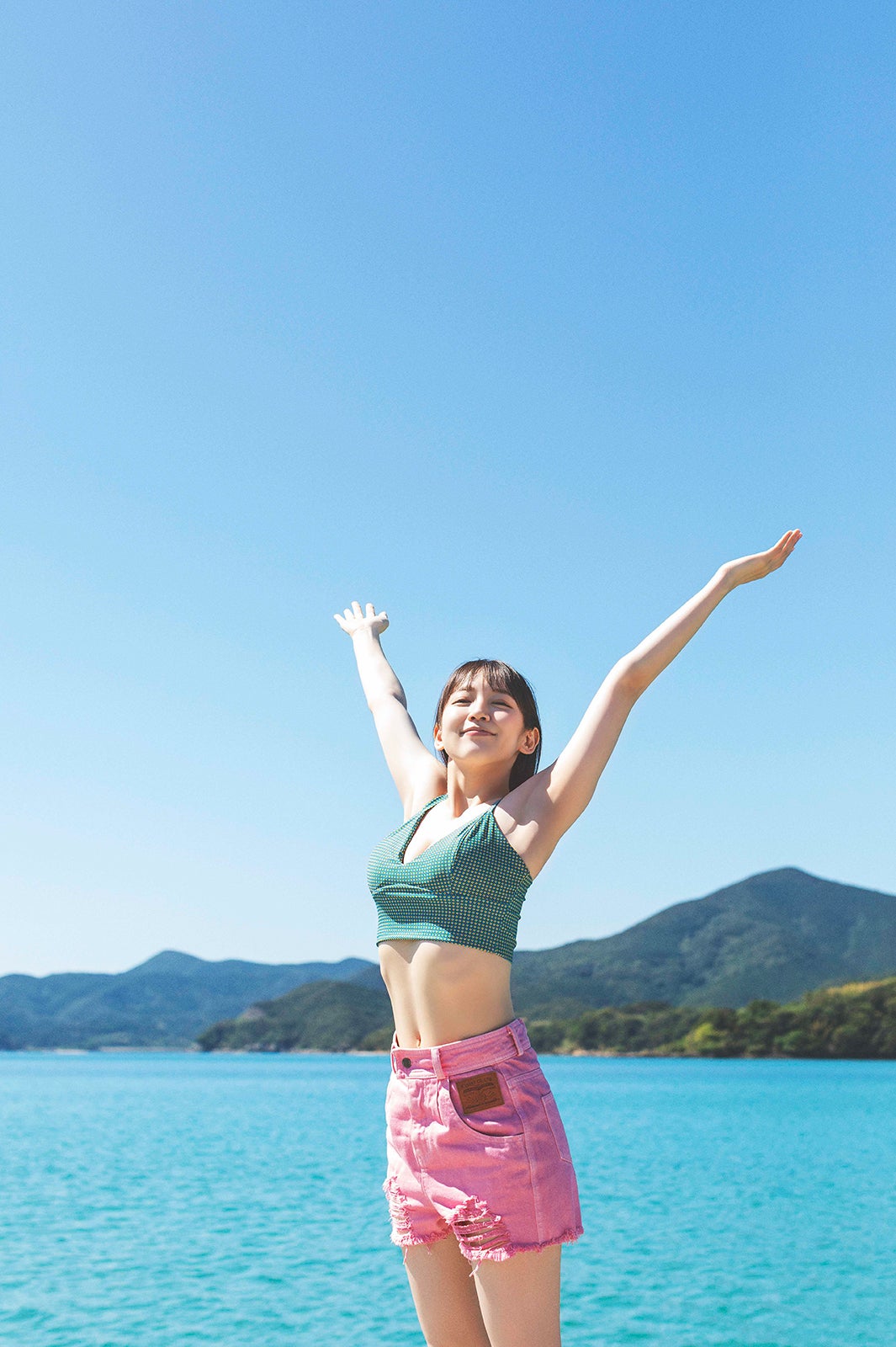 吉岡里帆、ベッドシーン・海で美ボディ披露 Wアニバーサリー写真集「日日」先行カット＆特典解禁 - モデルプレス