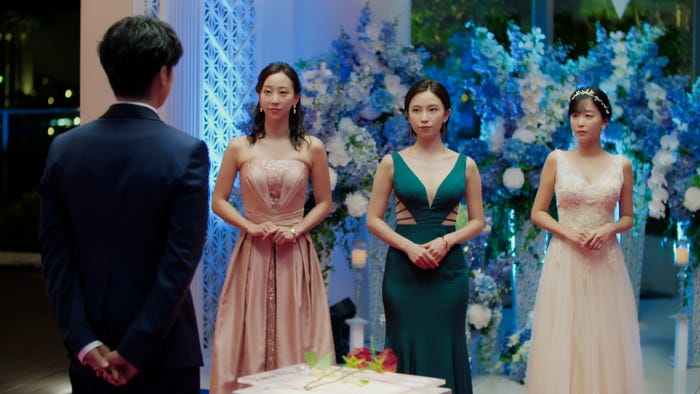 秋倉諒子、藤原望未、休井美郷「バチェラー・ジャパン」シーズン4 エピソード7(C)2021 Warner Bros. International Television Production Limited