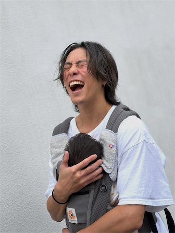 佐野岳、息子を抱きしめたテンションMAXのパパ姿に「かっこいいパパ」「いい笑顔」
