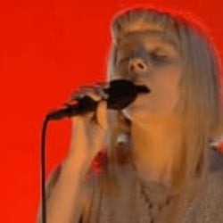 オーロラ、世界中で視聴できるオンライン・イベントに出演 マッシヴ・アタックやザ・ビートルズの名曲カバーも披露