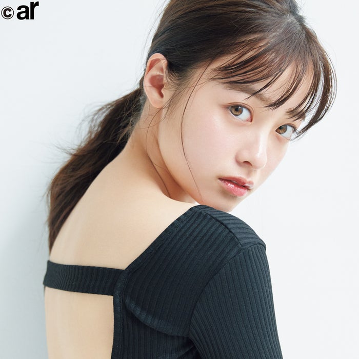 橋本環奈、美背中を大胆披露 男前な素顔を明かす - モデルプレス