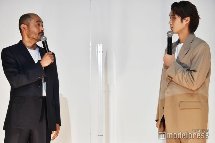 互いに親近感を感じていたと言い見つめ合う宇野祥平と磯村勇斗(C)モデルプレス