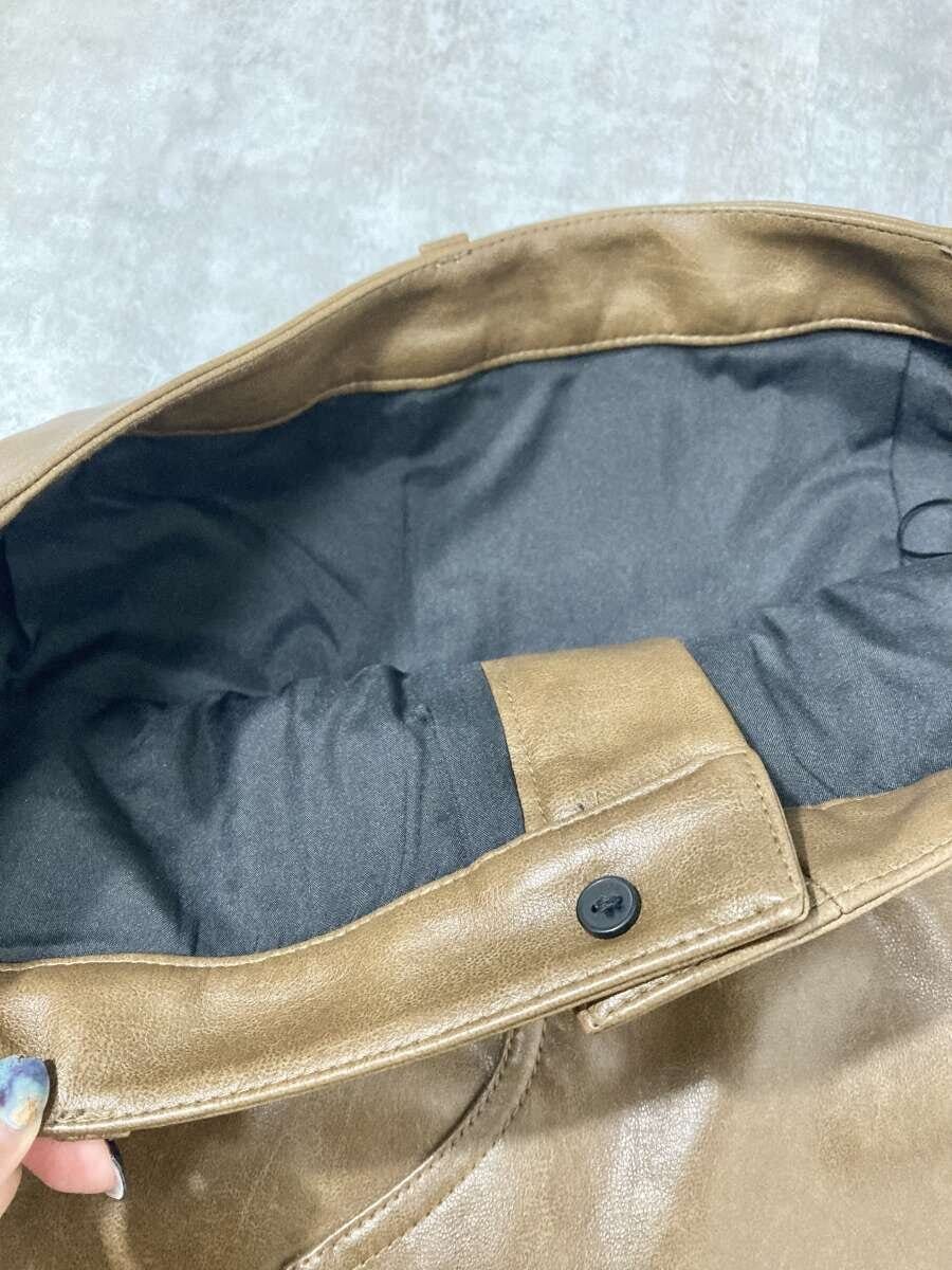 ブラウンのスカートのウエスト内側とボタン部分をアップで撮影