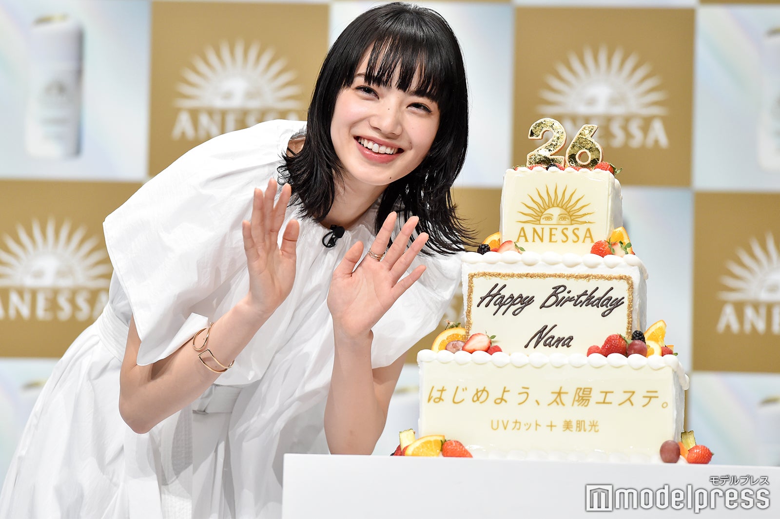 サプライズに笑顔を見せる小松菜奈（C）モデルプレス