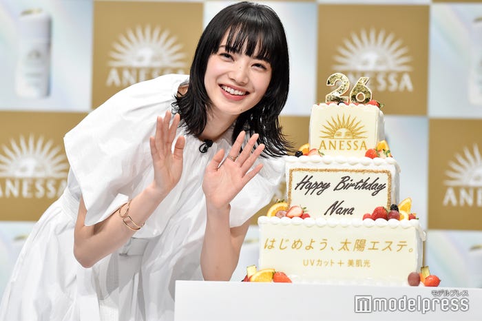 サプライズに笑顔を見せる小松菜奈(C)モデルプレス