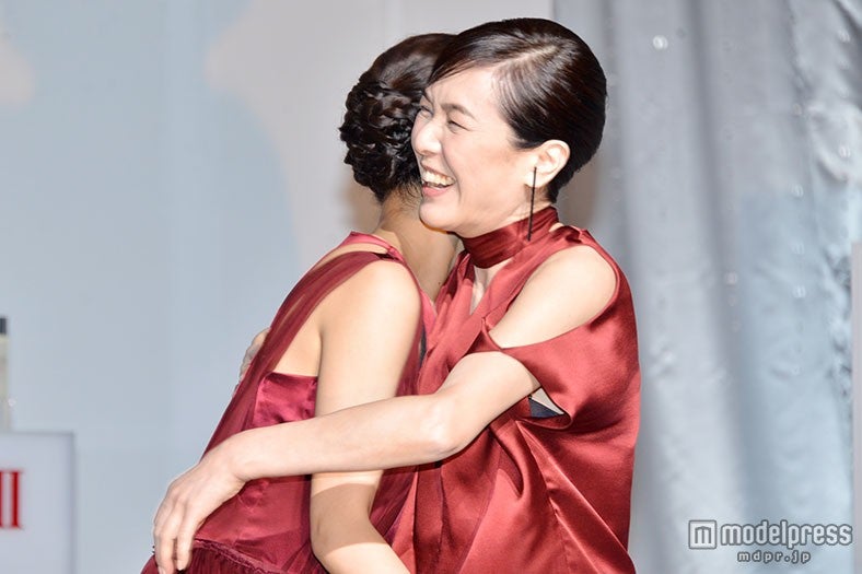 ハグを交わす綾瀬はるかと桃井かおり