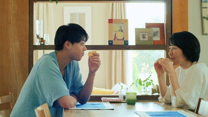 竹内涼真出演/モナ王『家族をつなぐモナ王STORY』母 篇より(提供写真)