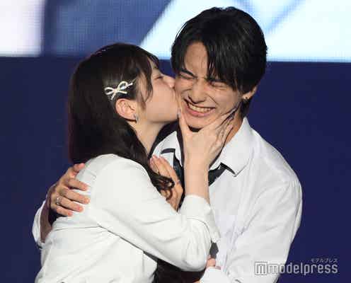 「今日好き」りんか&植野花道“りんはな”カップル、ステージ上でほっぺにキス ラブラブ全開【TGC松山2024】
