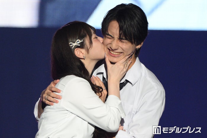 「今日好き」りんか＆植野花道“りんはな”カップル、ステージ上でほっぺにキス ラブラブ全開【TGC松山2024】