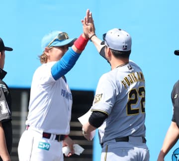 阪神 藤川球児監督と新庄剛志監督が笑顔で話し込む メンバー表交換でハイタッチ スタンドの大歓声には思わず藤川監督が笑み