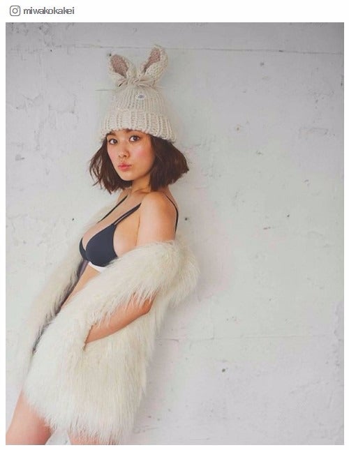 筧美和子の豊満美バストにドキッ ファーからのぞく黒ビキニ