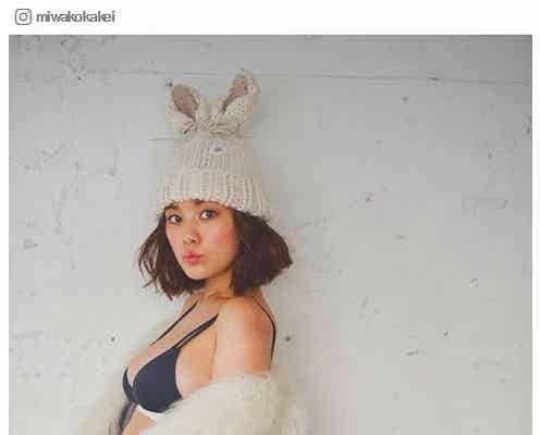 筧美和子の豊満美バストにドキッ ファーからのぞく黒ビキニ