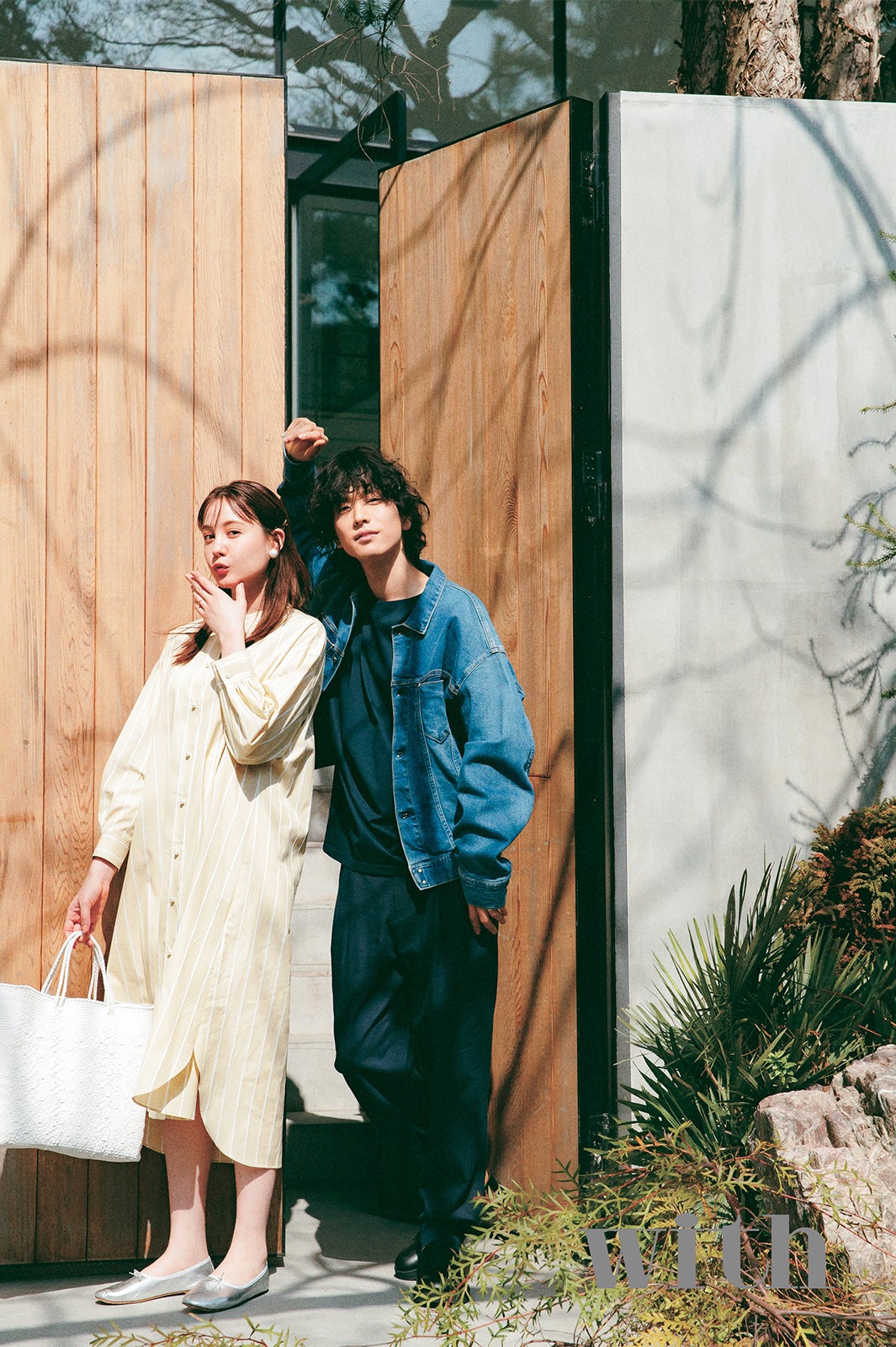 黒羽麻璃央、トリンドル玲奈と“新婚カップル”に 貴重な寝顔・料理姿など披露