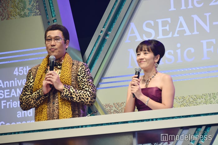 司会を務めたピコ太郎&西田ひかる(C)モデルプレス