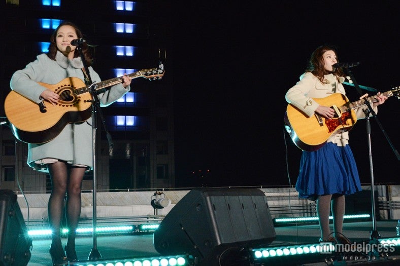 永谷真絵（左）＆住岡梨奈（右）によるスペシャルステージ