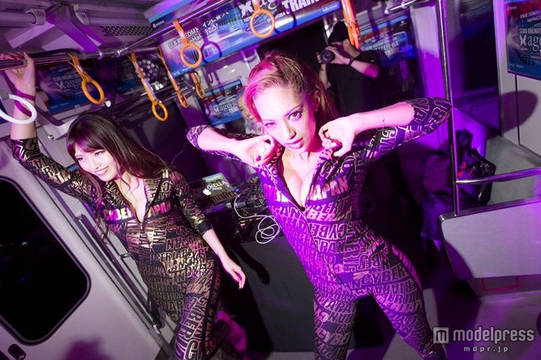 CYBERJAPAN DANCERS（左から）Mika、Yurisa