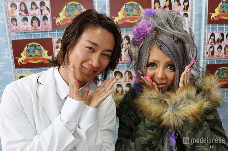 （左から）整形手術を担当した前田拓摩氏、はるたむ