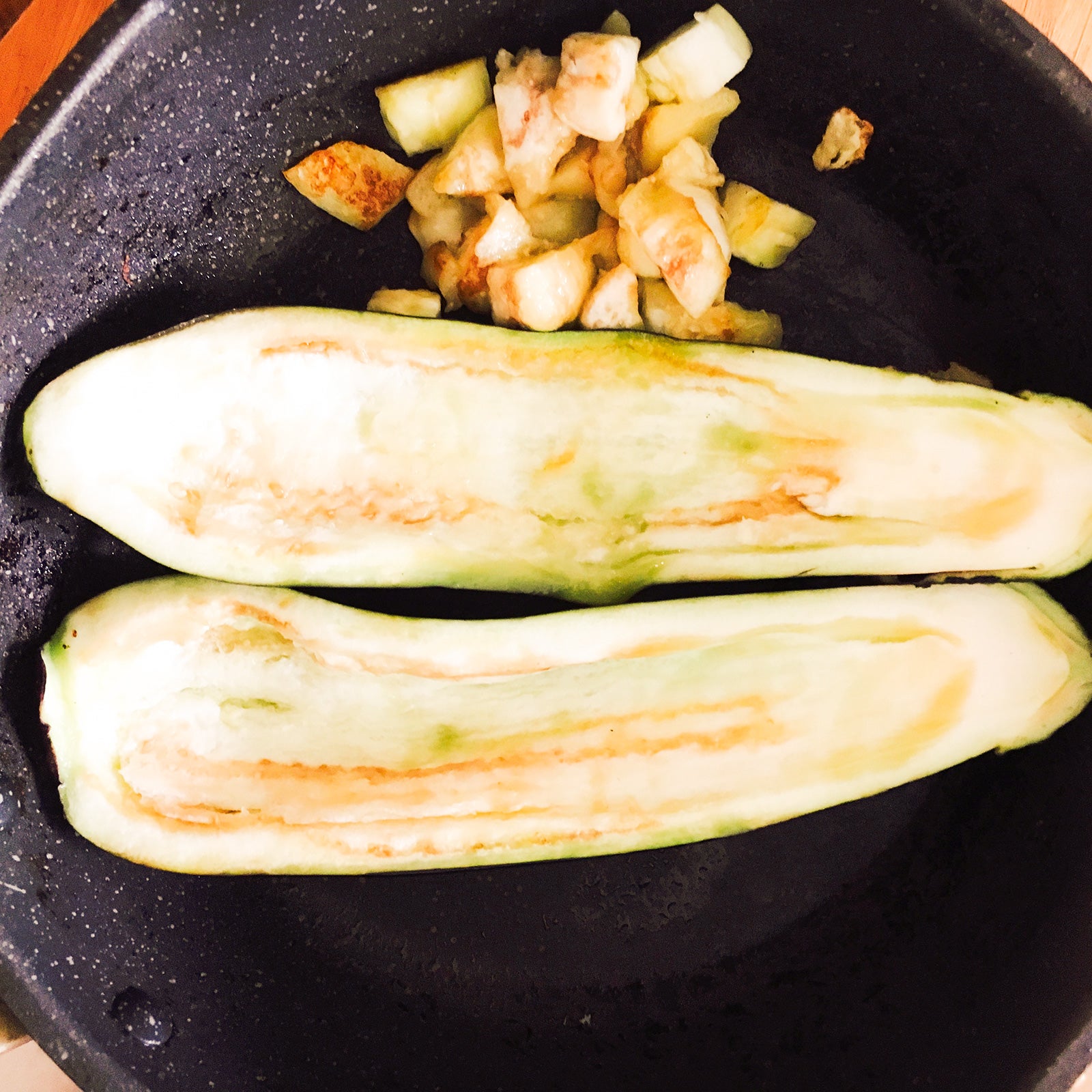 手順1：はヘタをとって縦半分に切り、スプーンで中をくり抜いたら1cm角に切る／画像提供：柏原歩