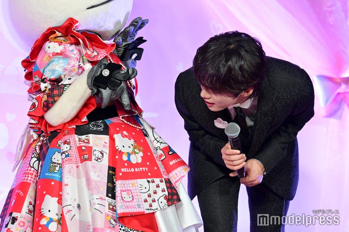 ハローキティの衣装に興味津々の河野純喜(C)モデルプレス