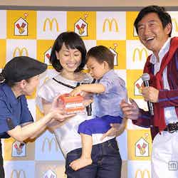 （左から）東尾理子、理汰郎君、石田純一／「スマイルソックス キャンペーン」 発表会より