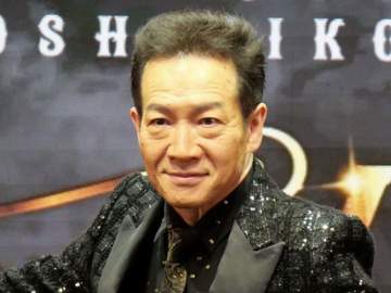 65歳がスラリ右足ハイキック 田原俊彦が始球式でノーバン投球披露 国歌も独唱、美声響かせる