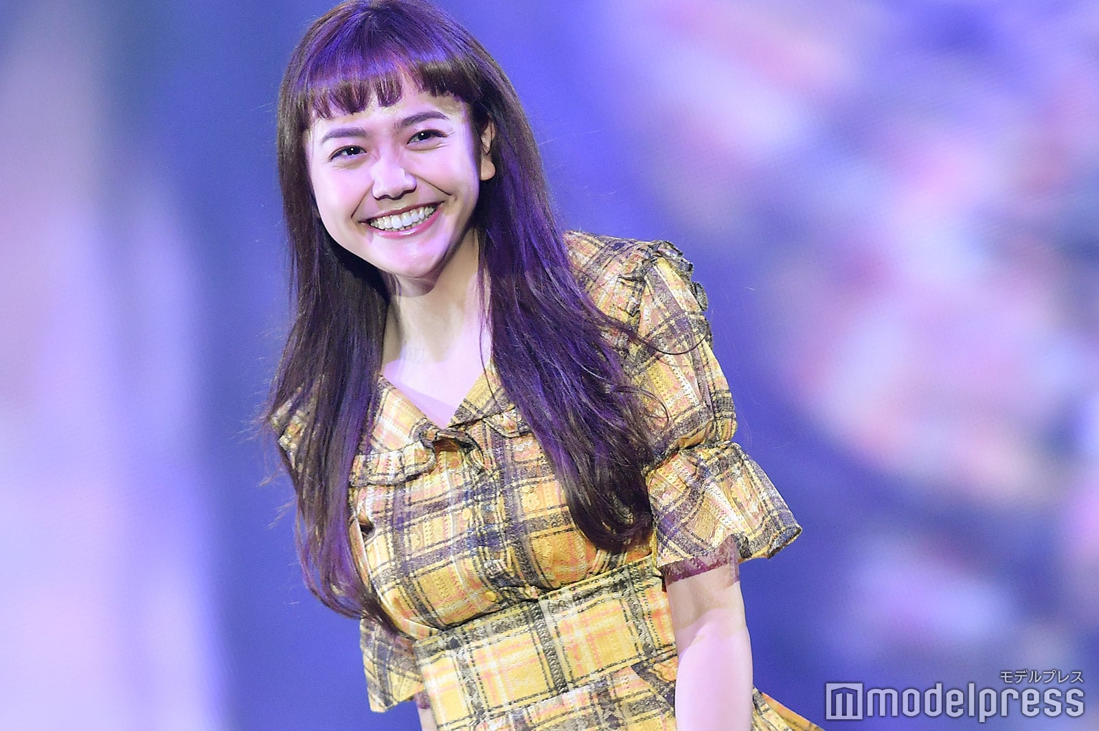 松井愛莉、可愛さ全開　総チェックワンピ×オン眉ヘアでにっこり＜神コレ2018A／W＞