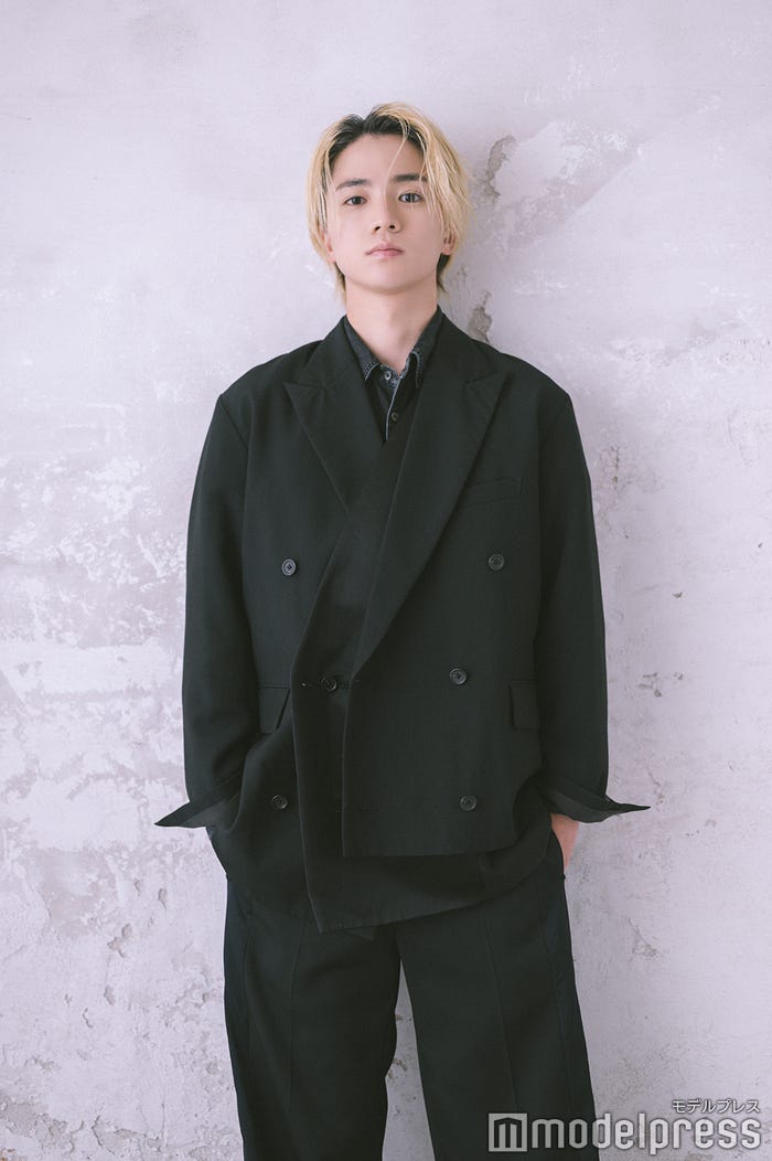 ジャケット¥108,900 パンツ¥53,900(ともにTHE KEIJI/THE KEIJI・IJIIT&Co.表参道) その他(スタイリスト私物) ・問い合わせ先THE KEIJI・IJIIT&Co.表参道03-3499-7355/スタイリスト:富田彩人(White Co.)(C)モデルプレス