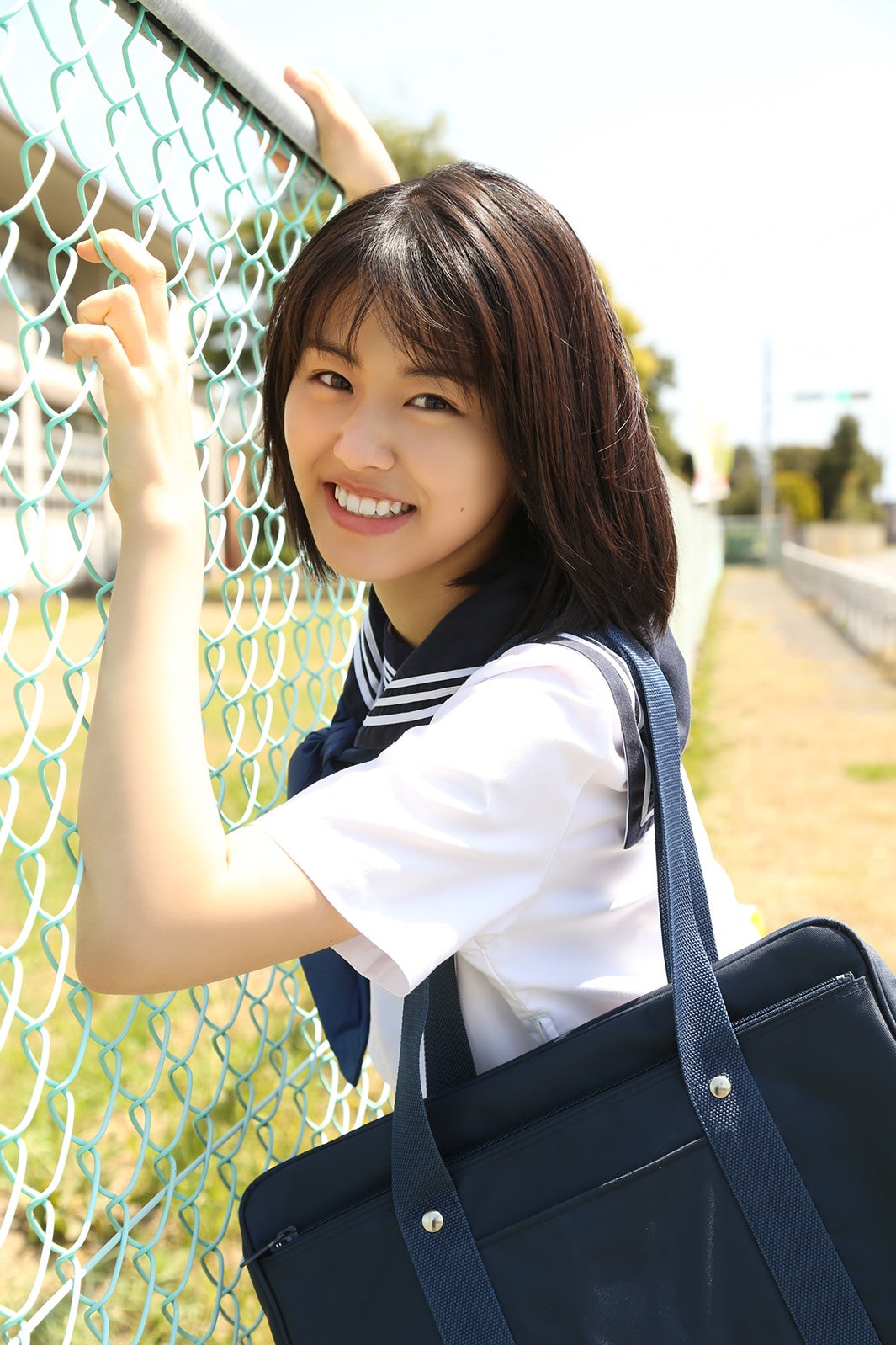 竹内愛紗、1st写真集未掲載カット解禁 「中学生以来」のセーラー服姿も