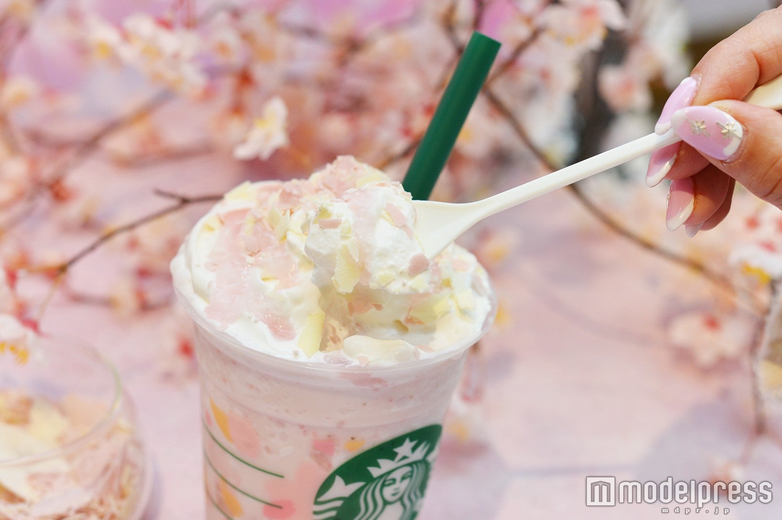 花びらのようなチョコレート＆キラキラのソースをホイップクリームにON （C）モデルプレス