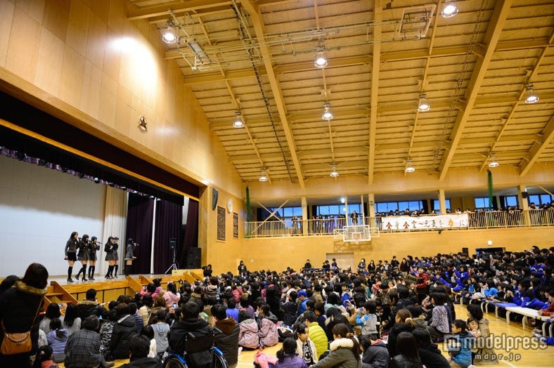 岩手県陸前高田市・高田第一中学校を訪問したAKB48（C）AKS