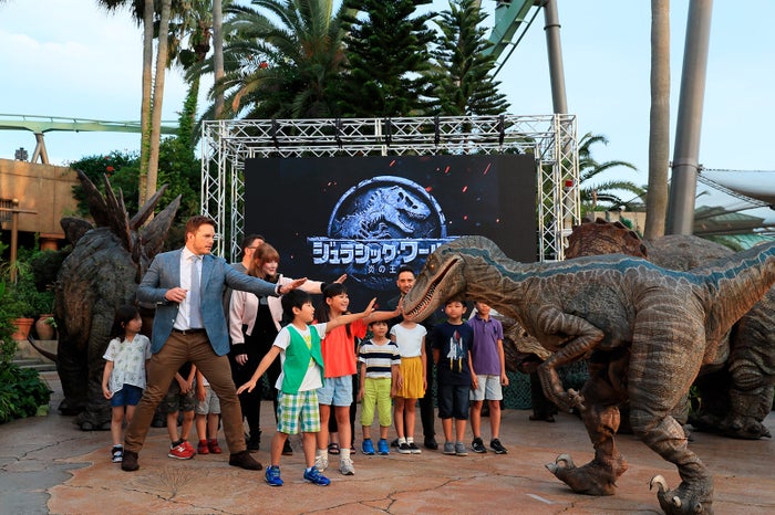 映画の名シーンを子どもともに再現／画像提供：ユニバーサル・スタジオ・ジャパン