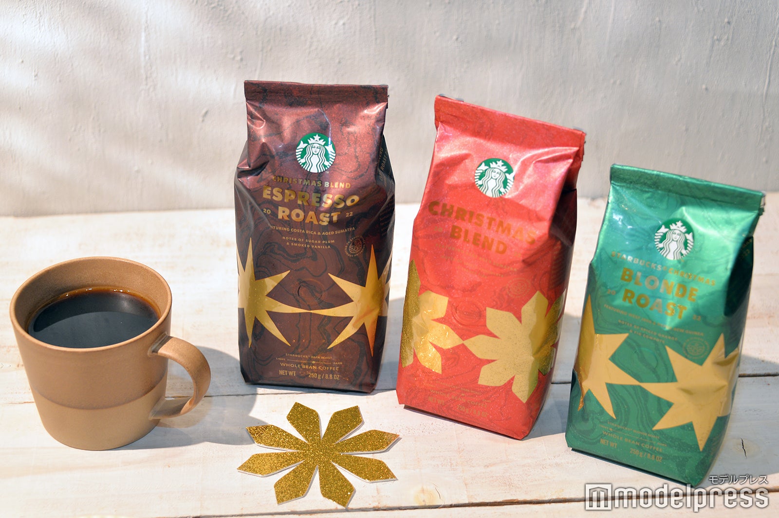 各種ブレンド・（スターバックス クリスマス（R） ブロンドローストは写真右）（C）モデルプレス