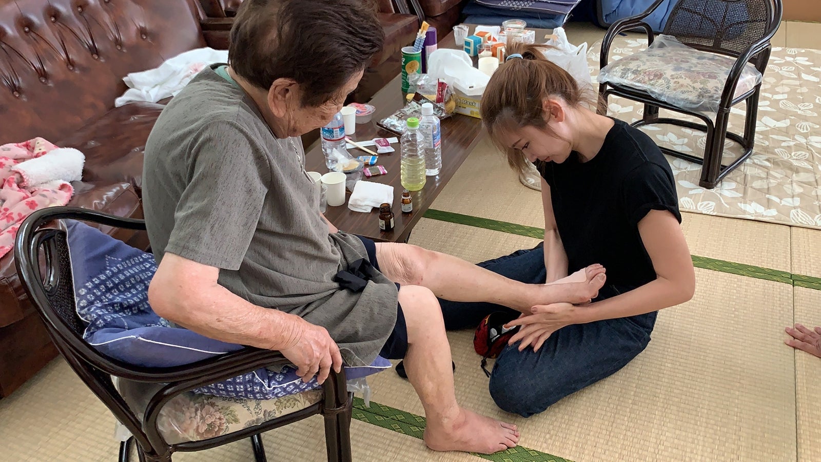 支援活動を行う紗栄子（提供写真）