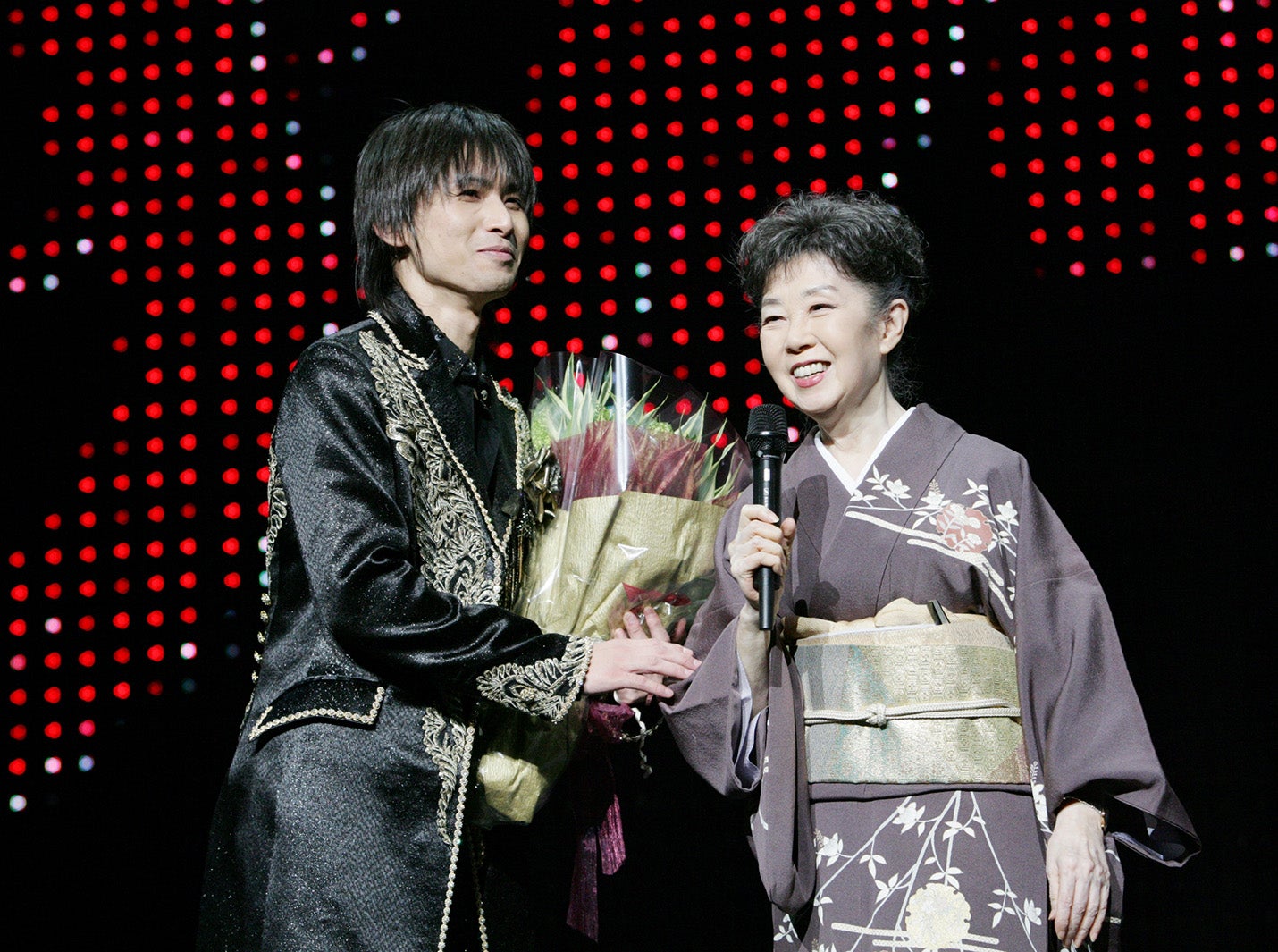 2008年年1月6日「SHOCK」500回カーテンコールに駆け付ける（右）森光子さん（左）堂本光一（提供写真）